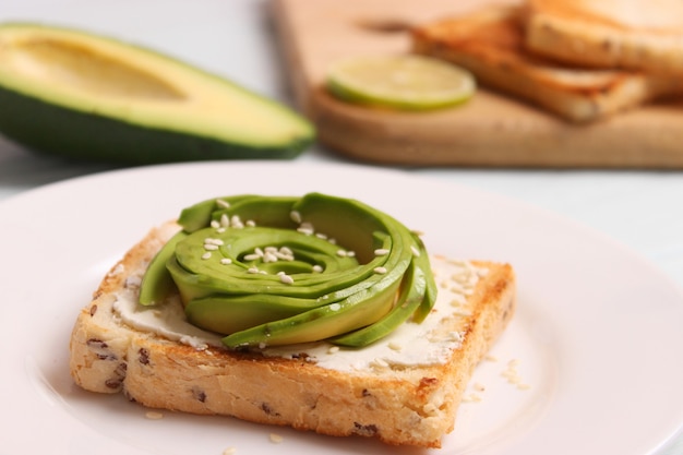 Geroosterde toast met avocado op een houten tafel. Hoge kwaliteit foto