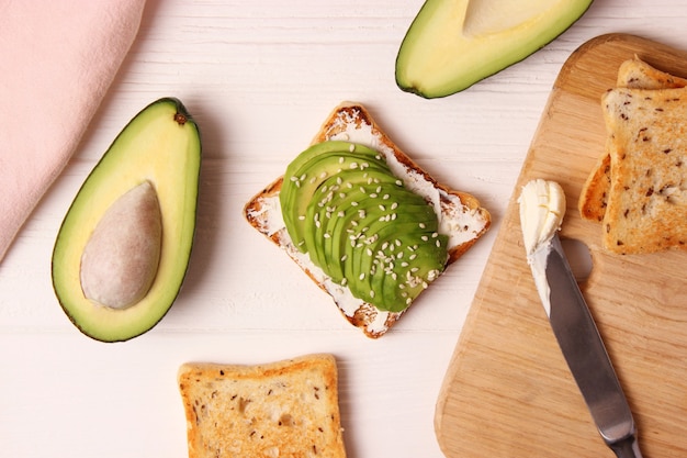 Geroosterde toast met avocado op een houten tafel