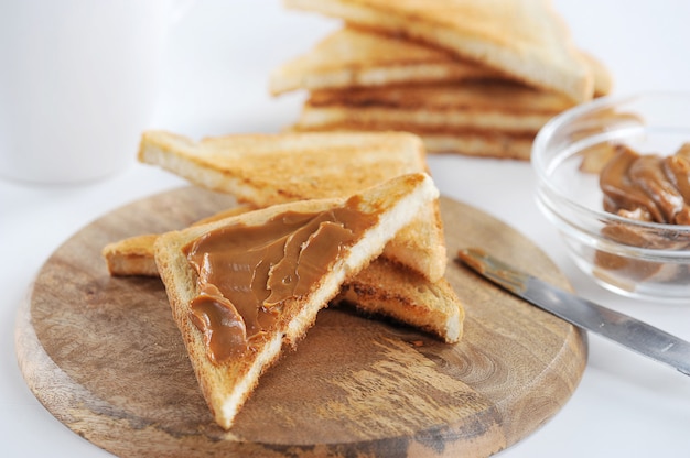 Geroosterde toast met gekookte gecondenseerde melk, jam