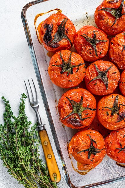 Geroosterde tomaten met olijfolie en tijm in ovenschaal.