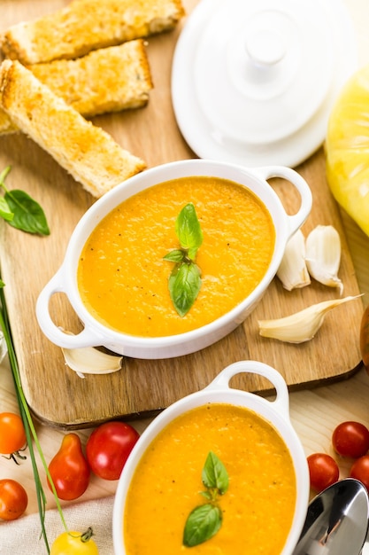 Geroosterde tomatensoep gekookt met biologische heirloom tomaten en geserveerd met tosti.