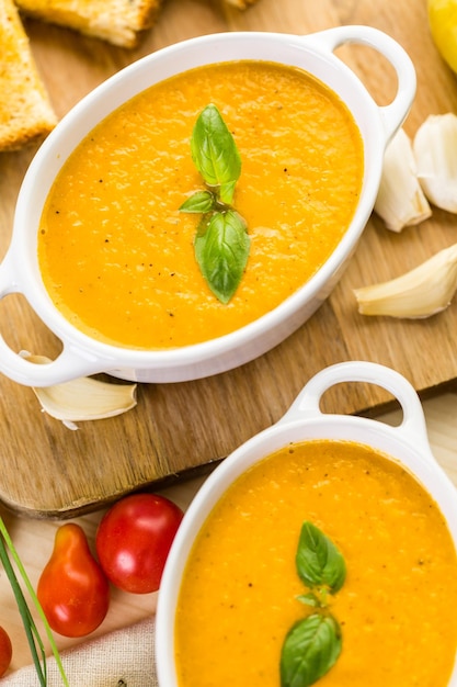 Geroosterde tomatensoep gekookt met biologische heirloom tomaten en geserveerd met tosti.