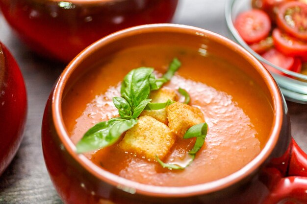 Geroosterde tomatensoep met verse basilicum en croutons.