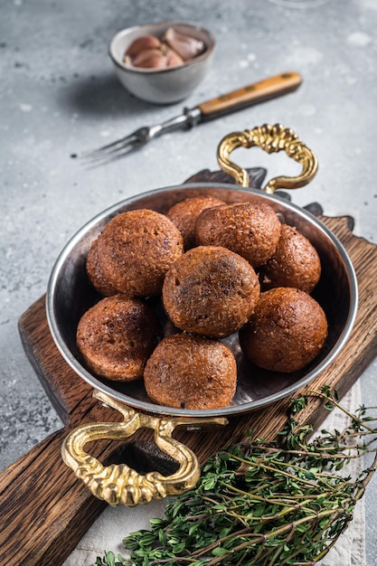 Geroosterde Vegan Linzen Gehaktballetjes in een koekenpan Grijze achtergrond Bovenaanzicht