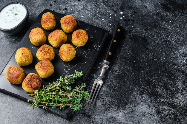 Geroosterde vegetarische falafelballetjes van gekruide kikkererwten met knoflookyoghurtsaus