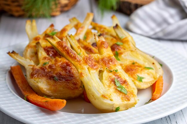 Geroosterde Venkel Met Kaas. Gesneden venkel oven geroosterd in olijfolie.