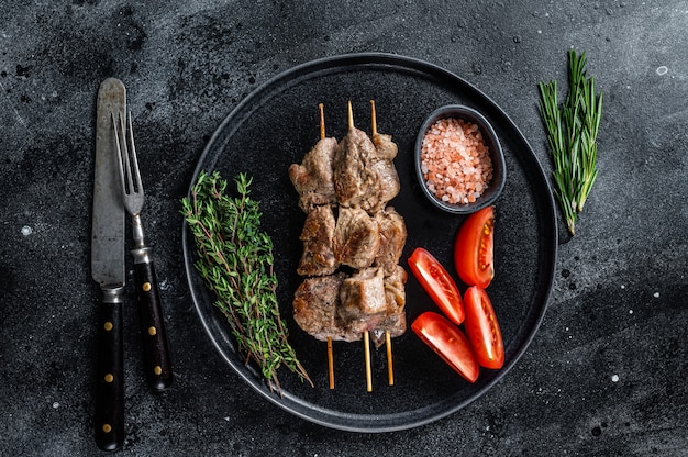 Geroosterde vleesspiesjes shish kebab en groenten op een plaat