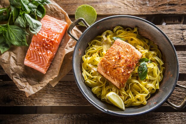 Geroosterde zalmfilet met pasta tagliatelle citroen en basilicum.