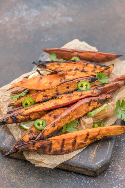 Geroosterde zoete aardappelen op de grill