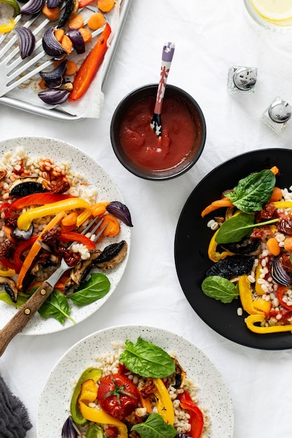 Gerstgrutten met geroosterde groente en gepocheerd ei foodfotografie