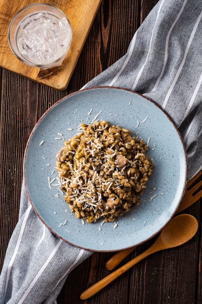 Gerstpap met champignons en kip, bovenaanzicht