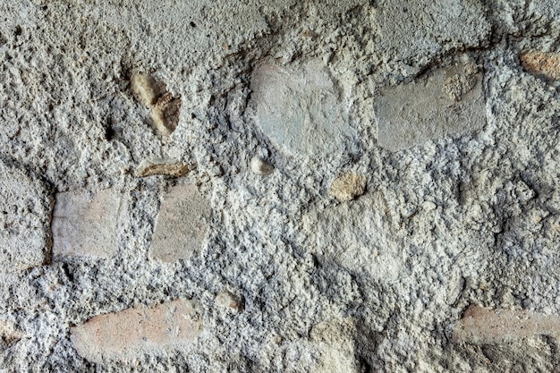 Geruïneerd en verweerd gips op een oude bakstenen muur textuur en patroon van beschadigd metselwerk