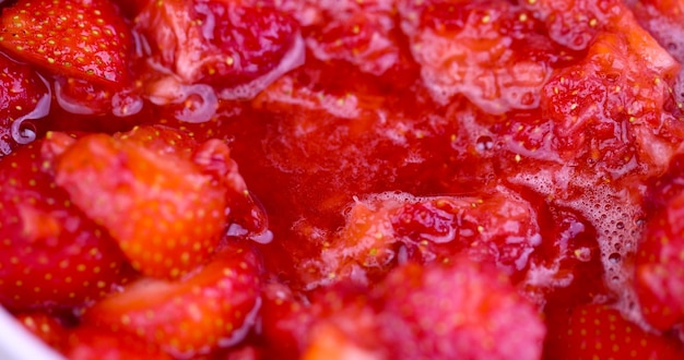 Foto geruite rode rijpe aardbeien tijdens het koken