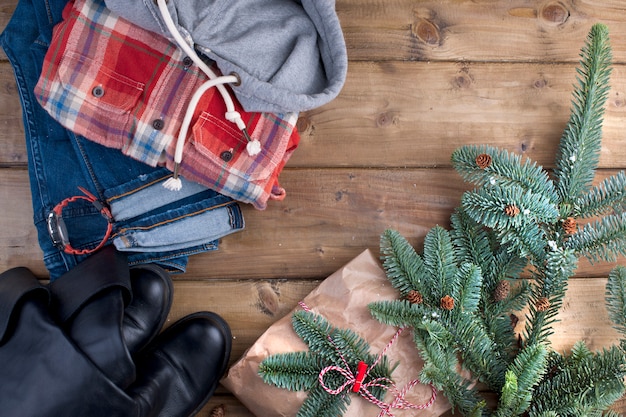 Geschenk en vuren takken op een bruine houten