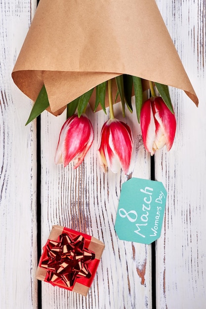 Geschenkdoos en bloemen Gefeliciteerd met Vrouwendag