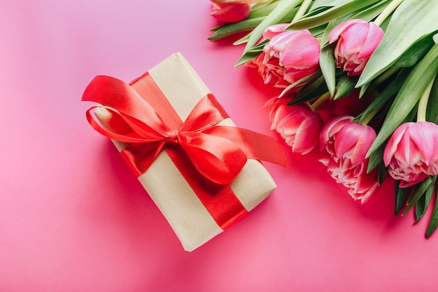 Geschenkdoos en boeket van prachtige tulpen op roze