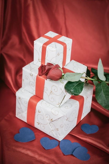 Geschenkdoos en roos op rode achtergrond