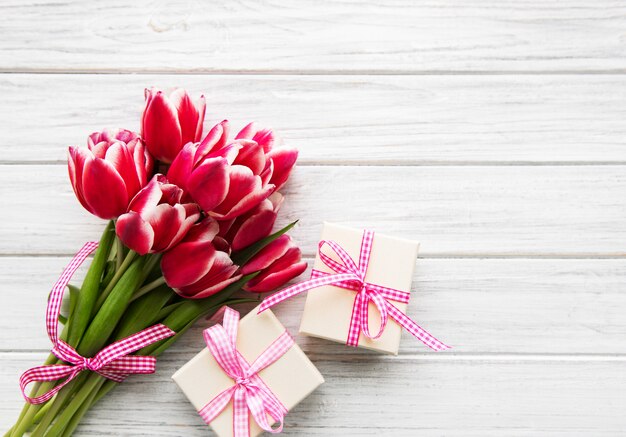 Geschenkdoos en tulpen boeket