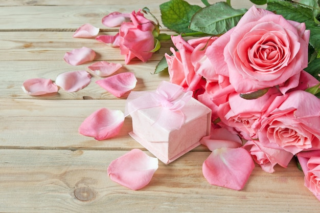 geschenkdoos en verse roze rozen bos op houten achtergrond op Valentijnsdag kaart