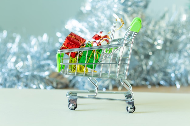 Geschenkdoos in de winkelwagen op bokeh achtergrond,