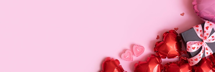 Foto geschenkdoos kaarsen en rood hart vorm baloons op roze achtergrond valentijnsdag achtergrond met kopie ruimte