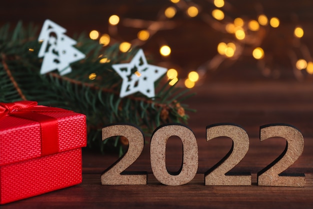 Geschenkdoos kerstversiering nummer 2022 gemaakt van houten letters Kerstboomtakken