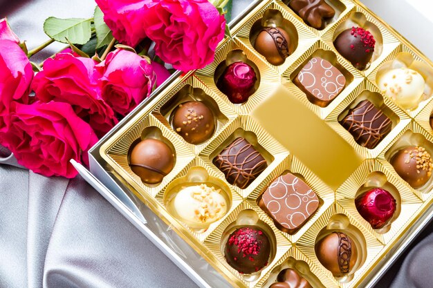 Geschenkdoos met diverse gastronomische chocoladetruffels op zilveren zijde.