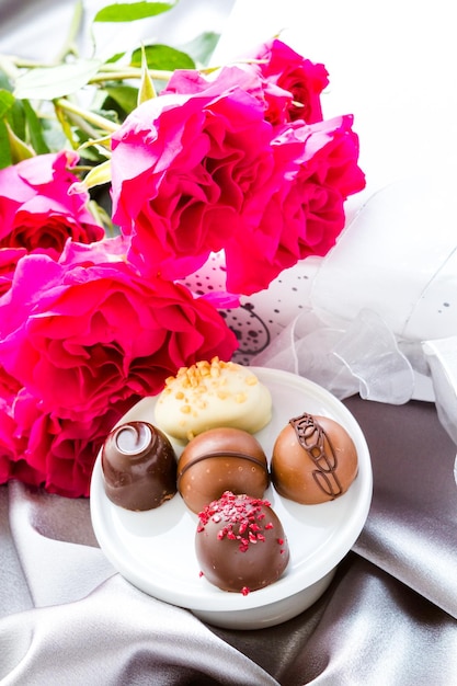 Geschenkdoos met diverse gastronomische chocoladetruffels op zilveren zijde.