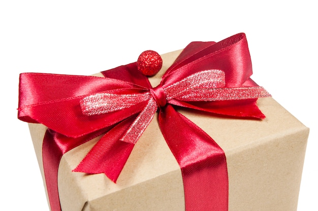 Geschenkdoos met een grote rode strik close-up op een witte achtergrond