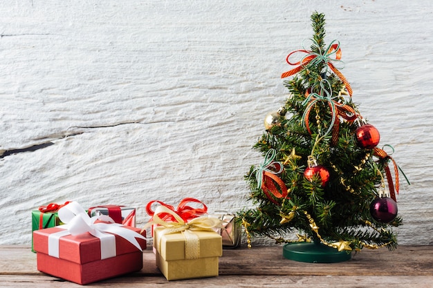 geschenkdoos met kerstboom op houten tafel achtergrond