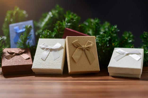 geschenkdoos met kerstversiering op houten tafel