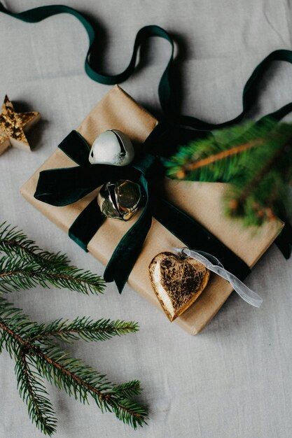 Geschenkdoos met lint en kerstbal Foto