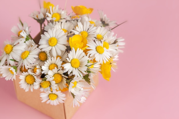 Geschenkdoos met madeliefjesbloemen op roze