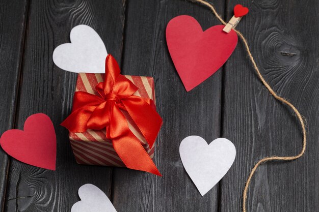 Geschenkdoos met rode strik lint en papier harten voor Valentijnsdag