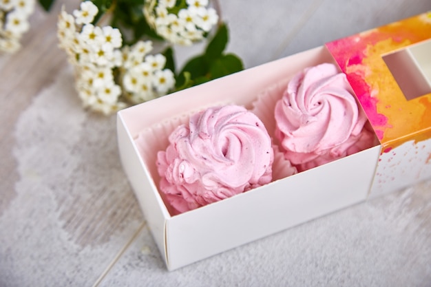 Geschenkdoos met zelfgemaakte roze kleur marshmallows.