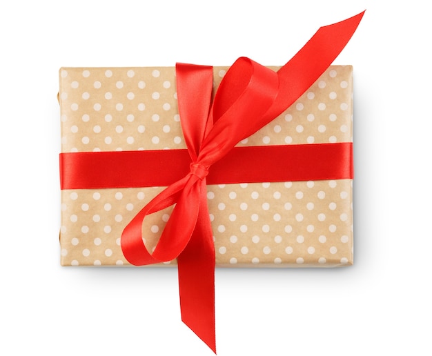 Geschenkdoos omwikkeld met gestippeld beige papier en rood satijnen lint bovenaanzicht, geïsoleerd