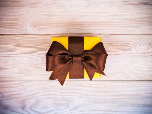 Geschenkdoos op de houten plank