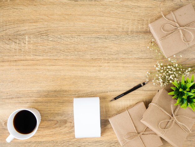 Geschenkdoos op een houten bureau werken