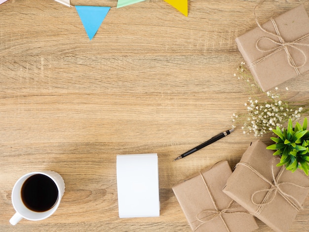 Geschenkdoos op een houten bureau werken