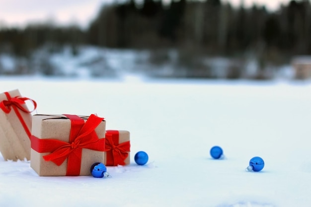 Geschenkdoos op het sneeuwbooglandschap