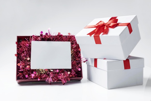 Geschenkdoos openen met kerstornament en leeg papier