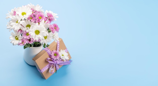 Geschenkdoos paaseieren en bloemen