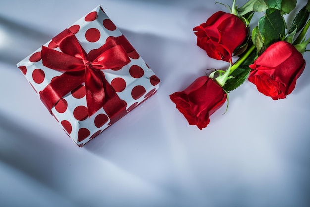 Geschenkdoos rode rozen op witte achtergrond