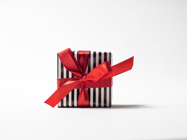 Geschenkdoos verpakt in zwart-wit pak en rood lint