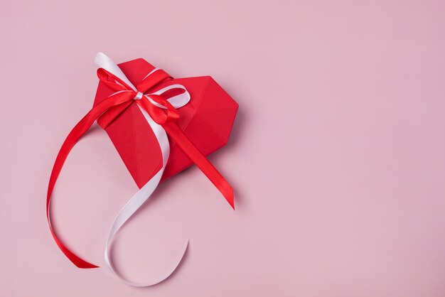 Geschenkdoos voor Valentijnsdag op roze achtergrond St. Valentine's Day achtergrond of kaart horizontaal