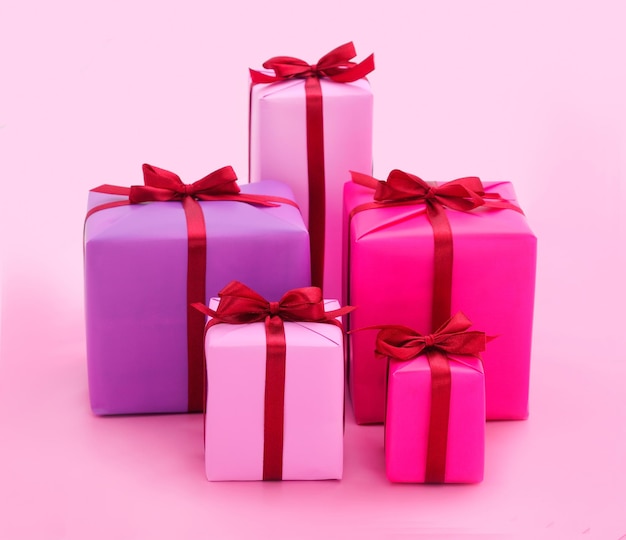 Geschenkdoosjes geschenken op een roze achtergrond geïsoleerd