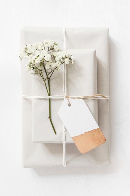 Foto geschenkdozen en baby-adem bloem takje samengebonden met string en tag