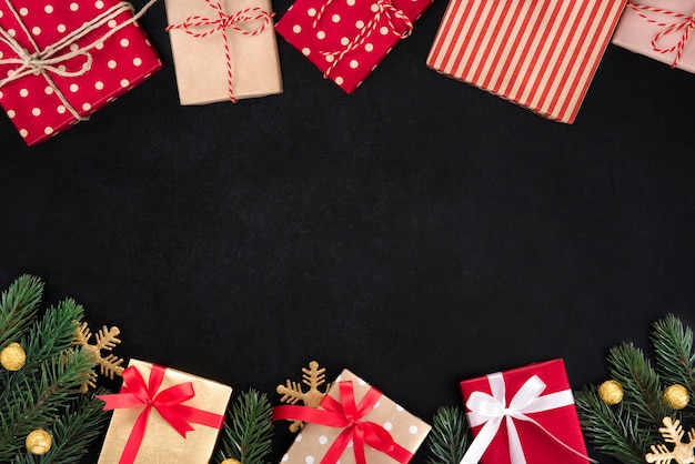 Geschenkdozen en kerst ornamenten, boordmotief, op blackboard