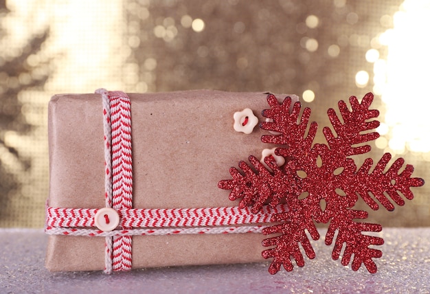 Geschenkdozen en kerstboom speelgoed op tafel op glanzende achtergrond