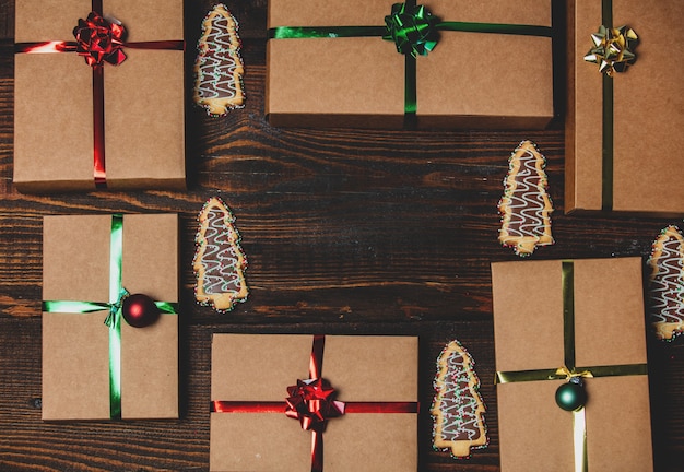 Geschenkdozen en koekjes op houten. Bovenaanzicht